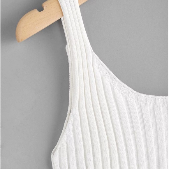 White cropped ribbed knit small scoop neck tanktop - Picture 2 of 3